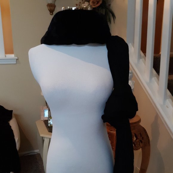 Cute 2 in 1 Scarf Black w/ Faux Fur EUC - Picture 8 of 14